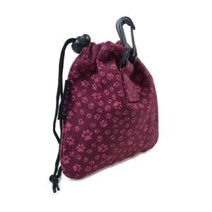 Leckerli-Beutel mit Kordelzug und Karabiner aus Baumwoll- Canvasstoff Magenta mit kleinem, rosa Pfoten-Print.