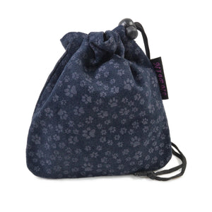 Leckerli-Beutel mit Kordelzug aus Baumwoll- Canvasstoff Violett mit kleinem, grauen Pfoten-Print.
