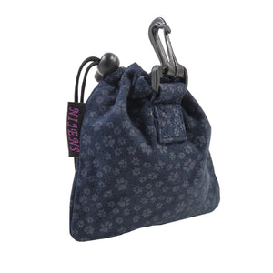 Leckerli-Beutel mit Kordelzug und Karabiner aus Baumwoll- Canvasstoff Violett mit kleinem, grauen Pfoten-Print.