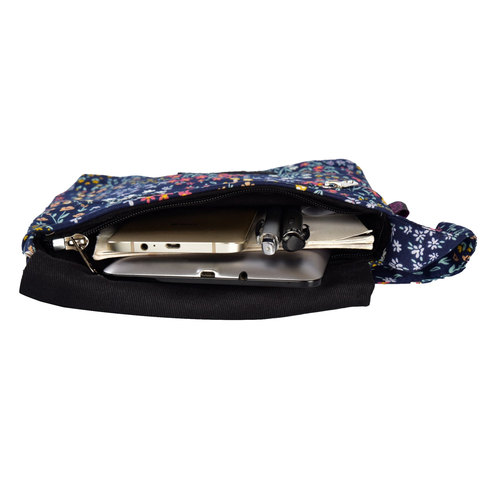 Innenansicht: Kleine Tasche, Umhängetasche aus Baumwolle, dunkelblau mit Blumenmuster. Hauptfach mit integriertem Einsteckfach.