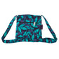 Hinteransicht: Kleine Tasche, Umhängetasche aus Baumwolle, Türkis, dunkelblau mit Blattmuster mit Reißverschlussfach auf der hinteren Seite.