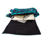 Innenansicht: Kleine Tasche, Umhängetasche aus Baumwolle, Türkis, dunkelblau mit Blattmuster. Hauptfach mit integriertem Einsteckfach.