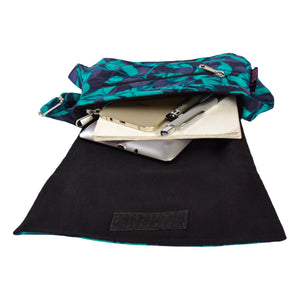 Innenansicht: Kleine Tasche, Umhängetasche aus Baumwolle, Türkis, dunkelblau mit Blattmuster. Hauptfach mit integriertem Einsteckfach.