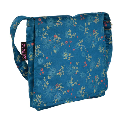 Kleine Tasche, Umhängetasche aus Baumwolle, Seidenblau mit Blättern und Blumenmotiven. Ein Hauptfach mit Einsteckfach und jeweils ein Reißverschlussfach vorne und hinten.