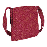 Kleine Tasche, Umhängetasche aus Baumwolle, rot mit gepunkteten Mustern und Sternensträucher. Ein Hauptfach mit Einsteckfach und jeweils ein Reißverschlussfach vorne und hinten.