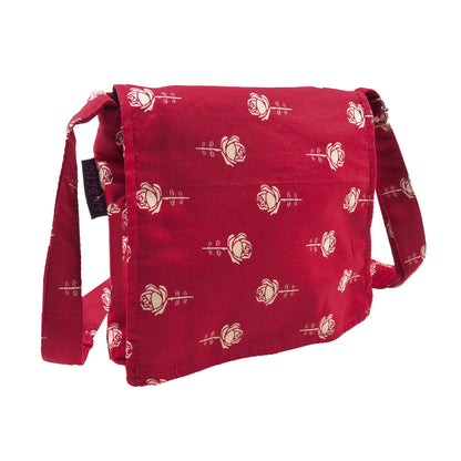 Kleine Tasche – Umhängetasche aus Baumwolle, rot mit weißem Rosenmotiv. Ein Hauptfach mit Einsteckfach und jeweils ein Reißverschlussfach vorne und hinten.