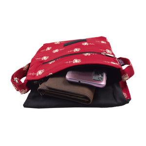 Innenansicht: Kleine Tasche, Umhängetasche aus Baumwolle, Rot mit weißem Rosenmotiv. Ein Hauptfach mit Einsteckfach und jeweils ein Reißverschlussfach vorne und hinten. Hauptfach mit integriertem Einsteckfach.