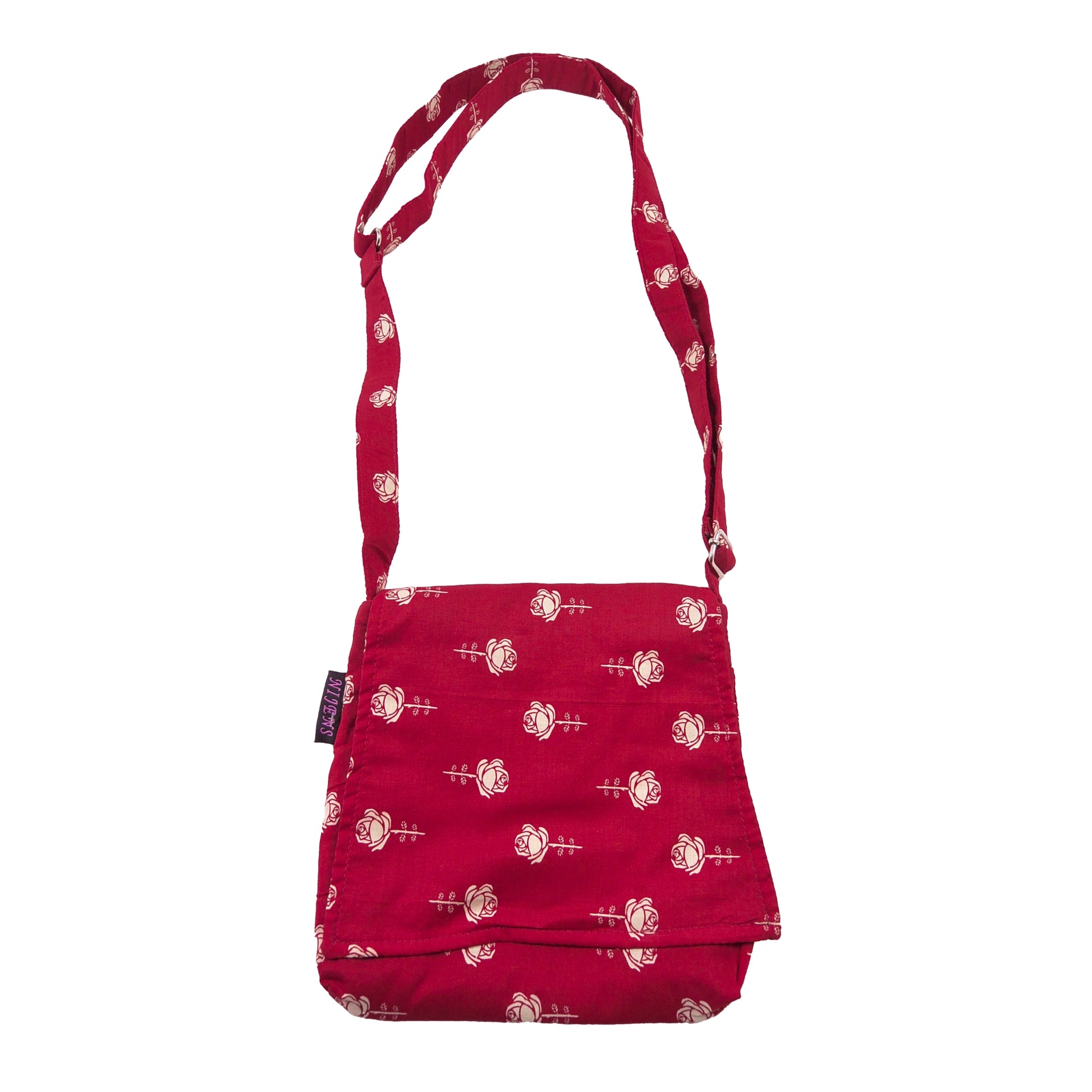 Kleine Tasche – Umhängetasche aus Baumwolle, rot mit weißem Rosenmotiv. Ein Hauptfach mit Einsteckfach und jeweils ein Reißverschlussfach vorne und hinten. Der Tragegurt ist stufenlos verstellbar.
