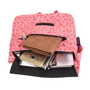 Kleine Umhängetasche in Rosa mit vielen kleinen Blätterzweigen in weiß. Hauptfach und Fach vorne bieten viel Platz für Handy, Portemonnaie und andere Kleinigkeiten.