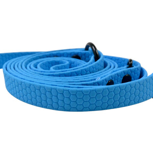 Blaue CaniThane Grip Doppelführleine mit griffiger Wabenstruktur und schwarzen D-Ringen