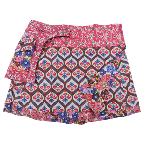 Wenderock aus Baumwolle, Pink mit Retromuster. Der Rockbund hat eine doppelte Druckknopfleiste und ist größenverstellbar. An der Seite gibt es eine abnehmbare Stofftasche mit Reißverschlussfach und Einsteckfach welches durch einen Überschlag mit Klett verschließbar ist.