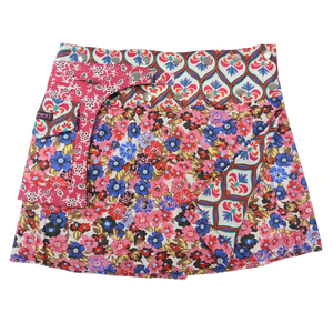 Wenderock aus Baumwolle, Bunt mit Blumenmuster. An der Seite am Bund, gibt es zwei Metallringe zum Anhängen einer kleinen Stofftasche.