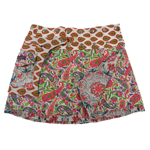 Wenderock aus Baumwolle, bunt mit Paisleymuster. Der Rockbund hat eine doppelte Druckknopfleiste und ist größenverstellbar. An der Seite gibt es eine abnehmbare Stofftasche mit Reißverschlussfach und Einsteckfach welches durch einen Überschlag mit Klett verschließbar ist.