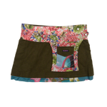 Wenderock aus Kordsamt Khaki. Der Rockbund ist aus Baumwolle mit floralen Muster und durch zwei Druckknopfleiste größenverstellbar. An der Seite gibt es eine abnehmbare Stofftasche.