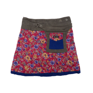 Wenderock aus Baumwolle Rot mit Blumen Muster. Der Rockbund ist aus Kordsamt Grau und ist durch eine doppelte Druckknopfleiste größenverstellbar. An der Seite am Bund, gibt es zwei Metallringe zum Anhängen einer kleinen Stofftasche.