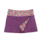 Wenderock aus Kordsamt Lila. Der Rockbund ist pink aus Baumwolle mit pinken, grünen, gelben Ornamenten und durch zwei Druckknopfleiste größenverstellbar. An der Seite gibt es eine abnehmbare Stofftasche.
