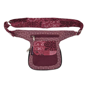 Wendbare Bauchtasche, Stoffmix in Rottönen mit floralen Ornamenten. Ein Hauptfach mit ReiĂverschluss und Einsteckfach vorne.