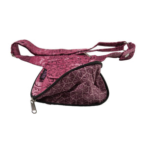 Wendbare Bauchtasche, Stoff rot mit floralen Ornamenten. Ein Hauptfach mit ReiĂverschluss und Einsteckfach vorne. Bodentiefe kann mit ReiĂverschluss erweitert werden.