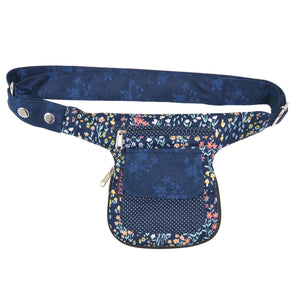 Wendbare Bauchtasche, Stoffmix in Dunkelblau mit bunter Blumenweise. Ein Hauptfach mit Reißverschluss und Einsteckfach vorne.