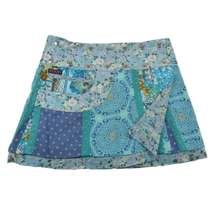 Sommerrock, Wenderock kurz aus Baumwollstoff Blau, Stoffmuster Mix Blumen und Spitzen Türkis, Verzierung. Rockbund ist einstellbar mit doppelter Druckknopfleiste. Eingrifftasche integriert mit Einsteckfach an der Seite.
