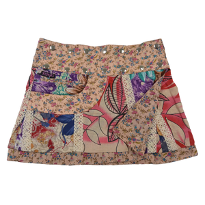 Sommerrock, Wenderock kurz aus Baumwollstoff Rose, Stoffmuster Mix Blumen und Spitzen Weiß, Verzierung. Rockbund ist einstellbar mit doppelter Druckknopfleiste. Eingrifftasche integriert mit Einsteckfach an der Seite.