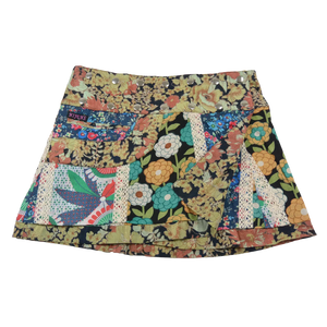 Sommerrock, Wenderock kurz aus Baumwollstoff, Stoffmuster Mix Blumen und Spitzen Weiß, Verzierung. Rockbund ist einstellbar mit doppelter Druckknopfleiste. Eingrifftasche  integriert mit Einsteckfach an der Seite. Gelb, Schwarz.