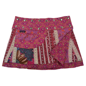 Sommerrock aus Baumwolle Pink in buntem Mustermix. Umfang ist verstellbar mit doppelter Druckknopfleiste mit Seitentasche.