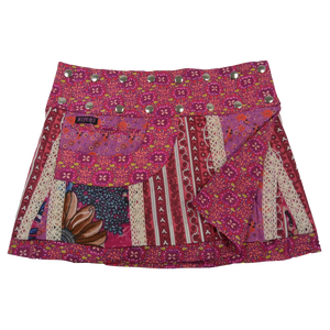 Sommerrock aus Baumwolle Pink in buntem Mustermix. Umfang ist verstellbar mit doppelter Druckknopfleiste mit Seitentasche.