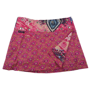 Sommerrock aus Baumwolle in Pink/Lila im Mustermix. Umfang ist verstellbar mit doppelter Druckknopfleiste mit Einsteckfach.
