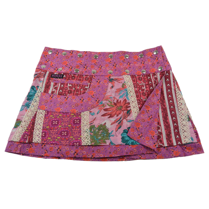Sommerrock aus Baumwolle Lila in buntem Mustermix. Umfang ist verstellbar mit doppelter Druckknopfleiste mit Seitentasche.