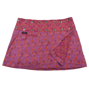 Sommerrock aus Baumwolle in Lila/Pink im Mustermix. Umfang ist verstellbar mit doppelter Druckknopfleiste mit Einsteckfach.