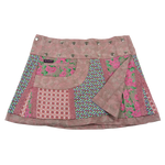 Sommerrock aus Baumwolle Rosa in buntem Mustermix. Umfang ist verstellbar mit doppelter Druckknopfleiste mit Seitentasche.