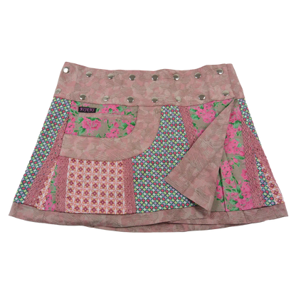 Sommerrock aus Baumwolle Rosa in buntem Mustermix. Umfang ist verstellbar mit doppelter Druckknopfleiste mit Seitentasche.