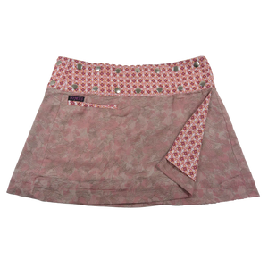 Sommerrock aus Baumwolle in Rosa/Grau im Mustermix. Umfang ist verstellbar mit doppelter Druckknopfleiste mit Einsteckfach.
