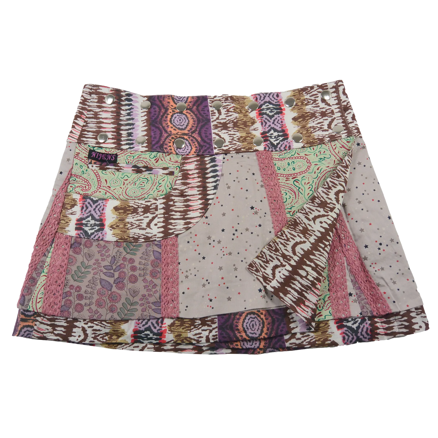 Sommerrock aus Baumwolle mit rosa Spitzenverzierung in buntem Mustermix. Umfang ist verstellbar mit doppelter Druckknopfleiste mit Seitentasche.