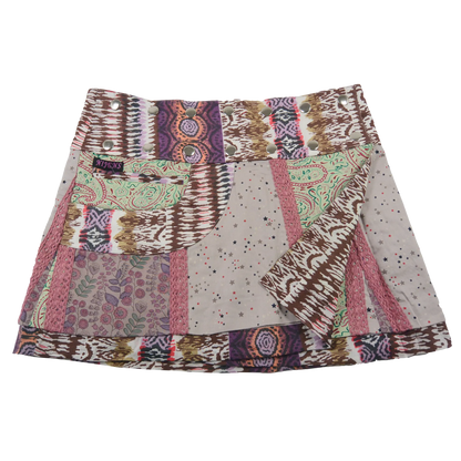 Sommerrock aus Baumwolle mit rosa Spitzenverzierung in buntem Mustermix. Umfang ist verstellbar mit doppelter Druckknopfleiste mit Seitentasche.