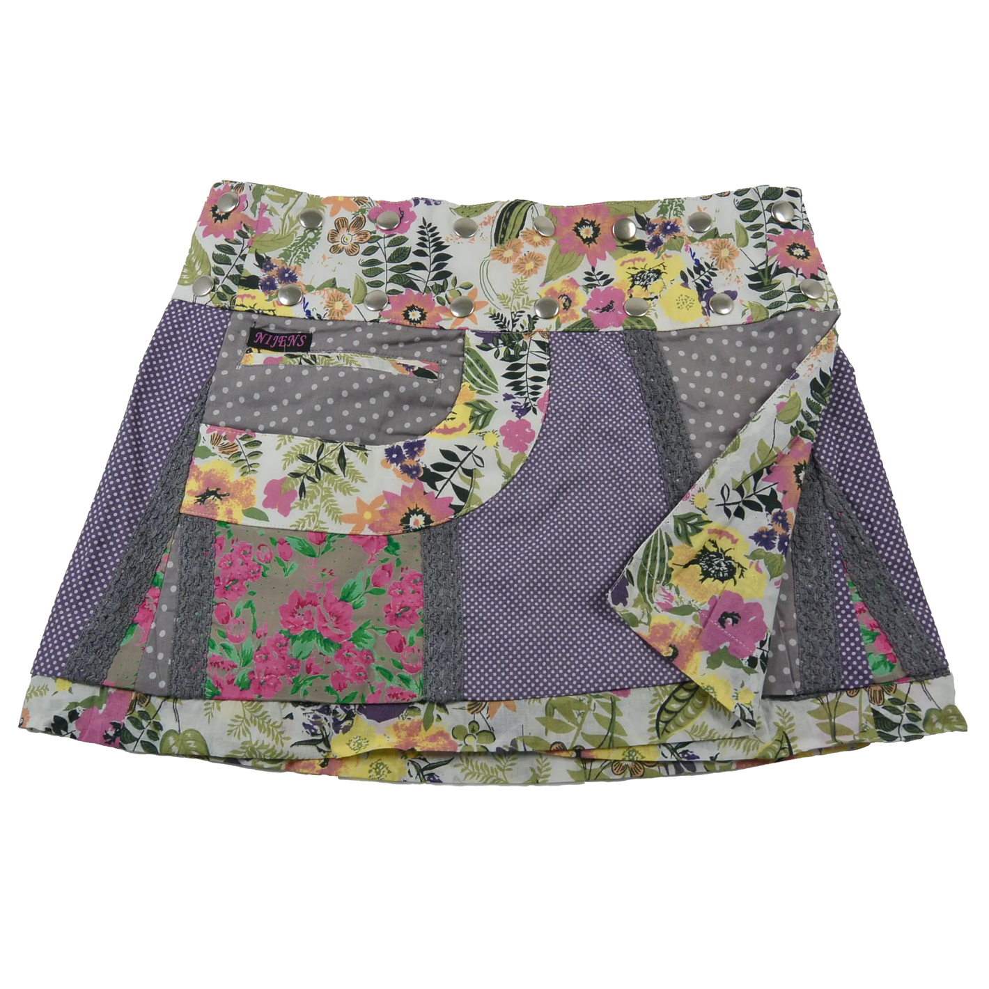 Sommerrock aus Baumwolle Lila/Weiß in buntem Mustermix. Umfang ist verstellbar mit doppelter Druckknopfleiste mit Seitentasche.