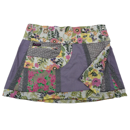 Sommerrock aus Baumwolle Lila/Weiß in buntem Mustermix. Umfang ist verstellbar mit doppelter Druckknopfleiste mit Seitentasche.