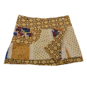 Sommerrock aus Baumwolle in Gelb/Bordeaux im Mustermix. Umfang ist verstellbar mit doppelter Druckknopfleiste mit Seitentasche.