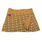 Sommerrock aus Baumwolle in Gelb/Bordeaux im Mustermix. Umfang ist verstellbar mit doppelter Druckknopfleiste mit Einsteckfach.