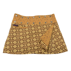 Sommerrock aus Baumwolle in Gelb/Bordeaux im Mustermix. Umfang ist verstellbar mit doppelter Druckknopfleiste mit Einsteckfach.