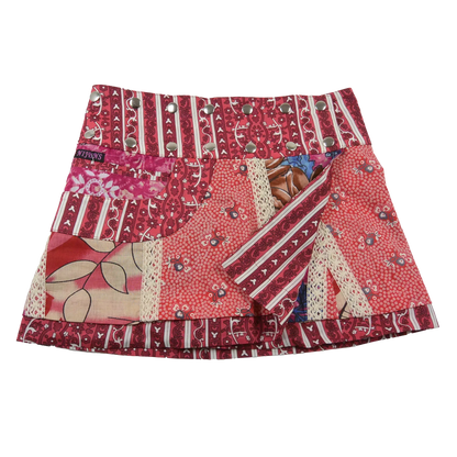 Sommerrock aus Baumwolle in Magenta/Rot im Mustermix. Umfang ist verstellbar mit doppelter Druckknopfleiste mit Seitentasche.