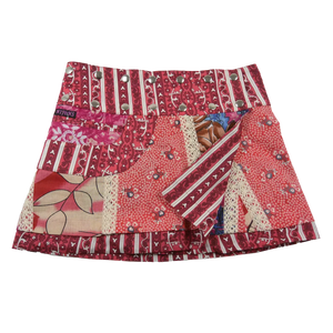 Sommerrock aus Baumwolle in Magenta/Rot im Mustermix. Umfang ist verstellbar mit doppelter Druckknopfleiste mit Seitentasche.