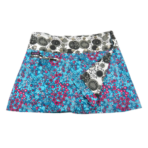 Sommerrock aus Baumwolle in Türkis/Blau im Mustermix. Umfang ist verstellbar mit doppelter Druckknopfleiste mit Einsteckfach.