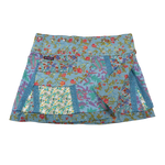 Sommerrock aus Baumwolle in Blumen/Hellblau im Mustermix. Umfang ist verstellbar mit doppelter Druckknopfleiste mit Seitentasche.