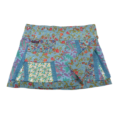 Sommerrock aus Baumwolle in Blumen/Hellblau im Mustermix. Umfang ist verstellbar mit doppelter Druckknopfleiste mit Seitentasche.