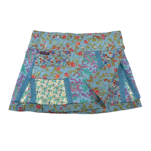 Sommerrock aus Baumwolle in Blumen/Hellblau im Mustermix. Umfang ist verstellbar mit doppelter Druckknopfleiste mit Seitentasche.