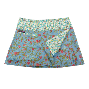 Sommerrock aus Baumwolle in Hellblau im Mustermix. Umfang ist verstellbar mit doppelter Druckknopfleiste mit Einsteckfach.