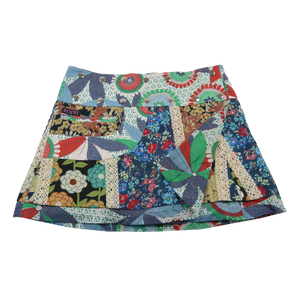 Sommerrock aus Baumwolle in Blumen/Blau im Mustermix. Umfang ist verstellbar mit doppelter Druckknopfleiste mit Seitentasche.