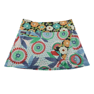 Sommerrock aus Baumwolle in Weiß/Blumen im Mustermix. Umfang ist verstellbar mit doppelter Druckknopfleiste mit Einsteckfach.